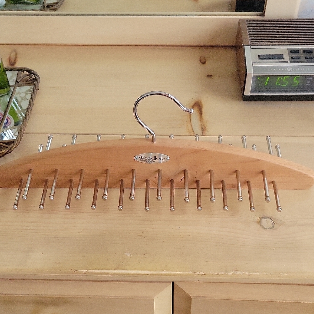 Woodlore Cedar Tie Belt Hanger